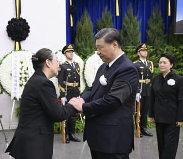 中国の李克強前首相の告別式に参列し遺族（左）の手を握る習近平国家主席＝2日、北京（新華社＝共同）