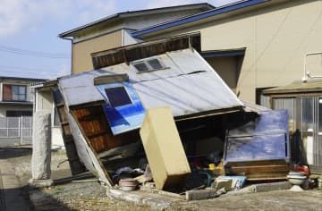 突風による被害を受けたとみられる建物＝2日午後、秋田市