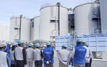 東京電力福島第1原発で、処理水のタンクを視察するIAEA調査団＝10月25日（東電提供）