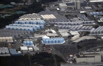 東京電力福島第1原発の敷地に並ぶ処理水の保管タンク＝10月