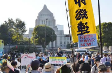 日本国憲法公布から77年となり、国会前で護憲派の市民団体が開いた集会＝3日午後