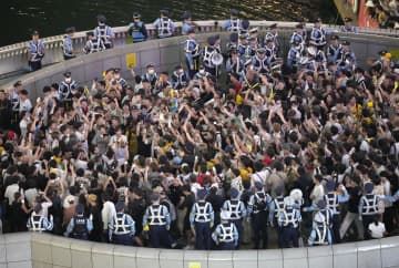 阪神がリーグ優勝を決め、大阪・ミナミの戎橋に集まった大勢の人たち＝9月