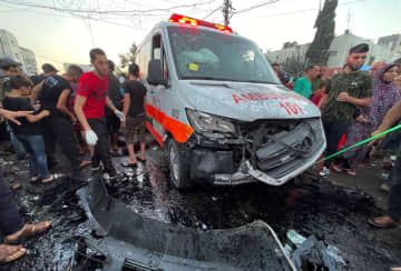 北部にあるシファ病院入り口付近で破壊された救急車＝3日、ガザ（ロイター＝共同）