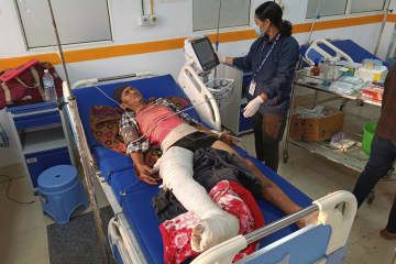 4日、ネパール西部ネパールガンジの病院で治療を受ける地震の負傷者（AP＝共同）
