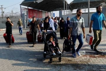 パレスチナ自治区ガザ南部ラファで、退避許可を求める外国籍保有者ら＝2日（ロイター＝共同）
