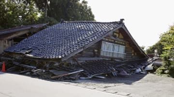 地震でつぶれ、放置されている住宅＝10月、石川県珠洲市正院町