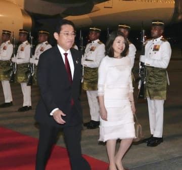 マレーシアのクアラルンプール国際空港に到着した岸田首相と妻の裕子さん＝4日（共同）
