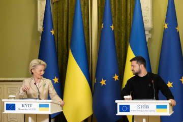 4日、記者会見するウクライナのゼレンスキー大統領（右）と欧州連合（EU）のフォンデアライエン欧州委員長＝キーウ（ロイター＝共同）