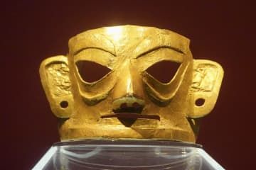 中国四川省の金沙遺跡博物館で展示されている、出土した金の仮面＝5月（共同）
