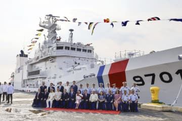 追加供与されるのと同型の大型巡視船の前で記念撮影に応じる岸田首相（前列中央）ら＝4日、マニラ（共同）