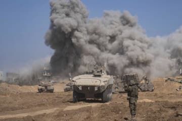 パレスチナ自治区ガザでのイスラエル軍による地上作戦＝5日（イスラエル軍提供、AP＝共同）