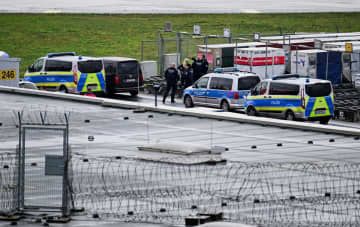 男が立てこもったドイツ北部のハンブルク空港で、周辺を警備する警察＝5日（ロイター＝共同）
