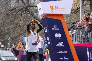 ニューヨークシティー・マラソン男子で大会新記録の2時間4分58秒で初優勝したタミラト・トラ（エチオピア）（USAトゥデー・ロイター＝共同）