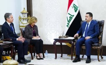 イラク・バグダッドでスダニ首相（右）と会談するブリンケン米国務長官（左）＝5日（イラク首相府提供、ゲッティ＝共同）