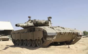 イスラエル軍がパレスチナ自治区ガザへの侵攻で使用している戦車メルカバ＝3日、イスラエル南部ツェエリム郊外（共同）