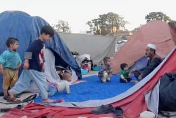 被災地を離れ、街でテント生活をする人々＝10月31日、アフガニスタン・ヘラート（共同）