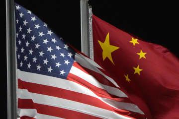 米国と中国の国旗（AP＝共同）