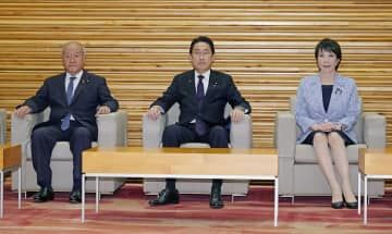 閣議に臨む（左から）鈴木財務相、岸田首相、高市経済安保相＝7日午前、首相官邸