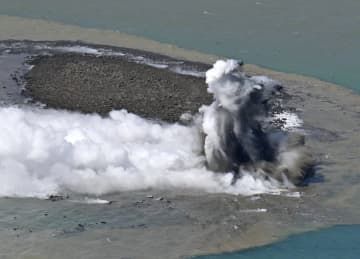硫黄島の沖合で確認された噴煙。噴出した岩塊によって近くに島ができている＝10月30日午後0時29分、東京都小笠原村（共同通信社機から）
