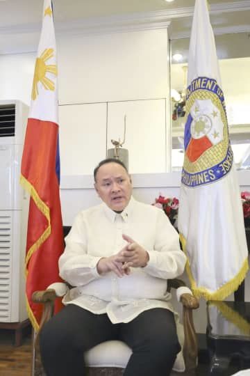 7日、マニラで共同通信と単独会見するフィリピンのテオドロ国防相（共同）