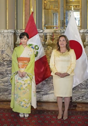 ペルーのボルアルテ大統領（右）を表敬訪問された秋篠宮家の次女佳子さま＝7日、リマ（共同）