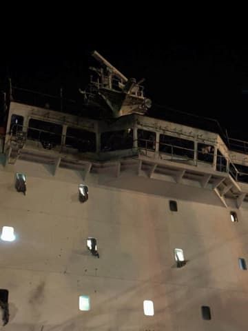 オデッサ州の港でロシアからのミサイル攻撃を受けた民間貨物船＝8日（ロイター＝共同）