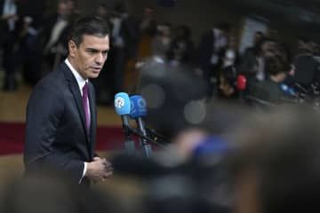 報道陣に向かって話すスペインのサンチェス首相＝10月、ベルギー・ブリュッセル（AP＝共同）