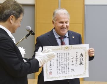 茨城県民栄誉賞を受賞したサッカー日本代表元監督のジーコさん（右）＝10日午前、水戸市
