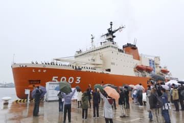 出港する南極観測船「しらせ」＝10日午前、神奈川県横須賀市