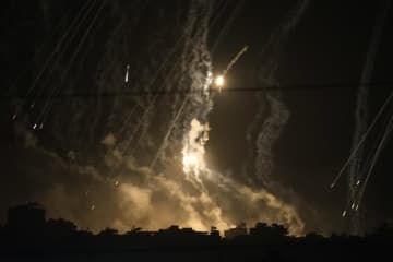 10日、イスラエルが攻撃するパレスチナ自治区ガザ市の上空に立ち上る煙（AP＝共同）