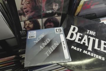 ロンドンのレコード店で発売されたビートルズのシングル「ナウ・アンド・ゼン」＝3日（AP＝共同）
