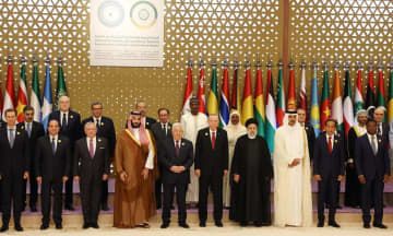 11日、サウジアラビアの首都リヤドに集まったトルコのエルドアン大統領（前列右から5人目）ら（ゲッティ＝共同）