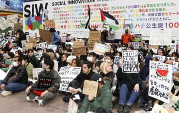 JR渋谷駅前で行われたイスラエル軍によるパレスチナ自治区ガザへの攻撃に抗議するデモ＝12日午後