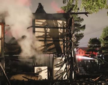 火災で全焼した釈迦尊寺の本堂＝12日午後6時42分、前橋市