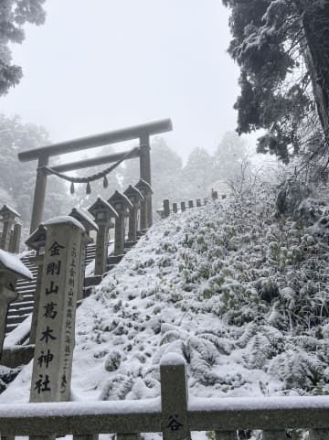 雪化粧した金剛山の葛木神社＝13日、奈良県御所市