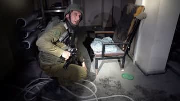13日公開の動画で、ガザ市のランティシ病院の地下にあったとするロープを示すイスラエル軍のハガリ報道官。近くの椅子には女性の衣類が置かれていた（イスラエル軍提供、ロイター＝共同）