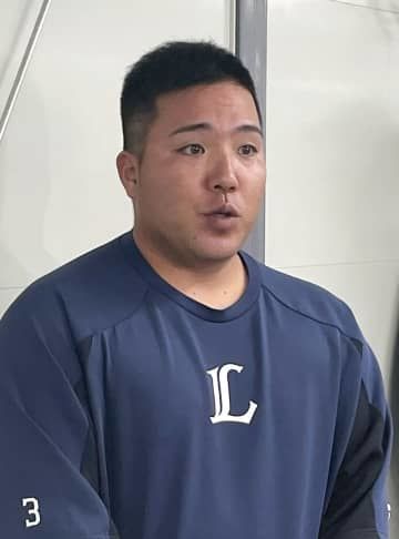 10月、埼玉県所沢市で取材に応じるプロ野球西武の山川穂高内野手