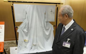 阪急百貨店梅田本店が発表した、友禅の名匠が顧客の好みに着物を仕上げる企画型「福袋」＝14日午後、大阪市