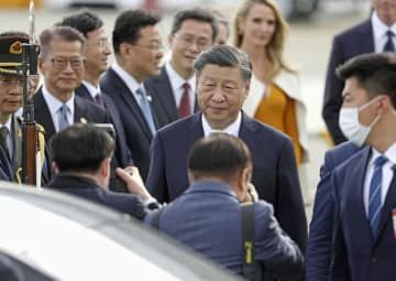 14日、米西部サンフランシスコの空港に到着した中国の習近平国家主席（中央）（ゲッティ＝共同）