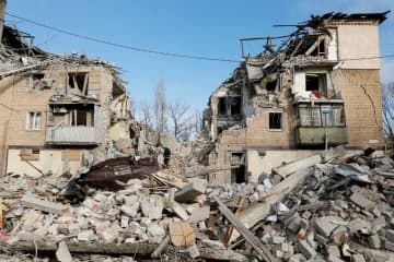 15日、ロシアのミサイル攻撃で破壊されたウクライナ東部ドネツク州セリドボの住宅（ロイター＝共同）
