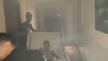 15日、煙が充満するガザ市のシファ病院で患者を移動させる医師ら（ガザ保健当局提供・ロイター＝共同）