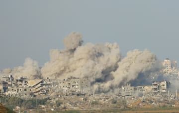 15日、イスラエル軍とハマスの戦闘が続くガザ地区から立ち上る煙（ロイター＝共同）