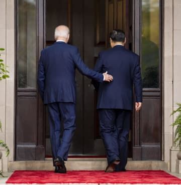 米カリフォルニア州ウッドサイドの「ファイロリ」で中国の習近平国家主席（右）を迎えるバイデン大統領＝15日（ニューヨーク・タイムズ紙・AP＝共同）