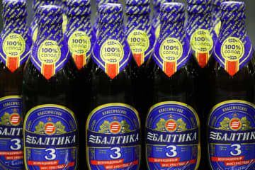 ロシアのビール会社バルチカが生産するビール「バルチカ3」＝10月、ロシア・サンクトペテルブルク（タス＝共同）
