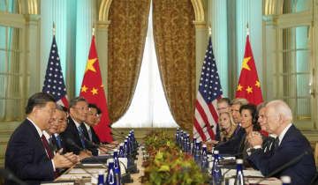 米カリフォルニア州ウッドサイドで会談するバイデン米大統領（右端）と中国の習近平国家主席（左端）＝15日（ロイター＝共同）