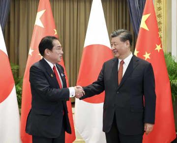 岸田首相（左）と握手する中国の習近平国家主席＝2022年11月17日、バンコク（新華社＝共同）