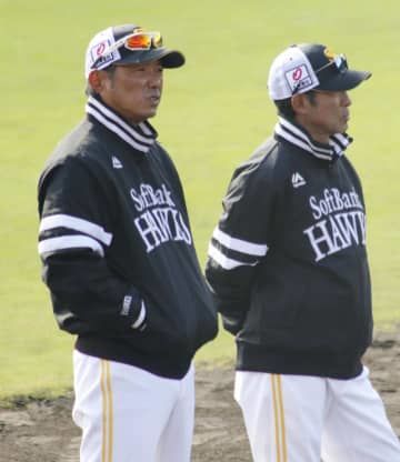 秋季キャンプ最終日の練習を見守るソフトバンク・小久保監督。右は奈良原ヘッドコーチ＝宮崎市