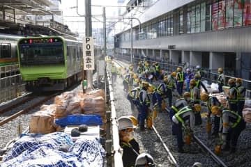 JR山手線の渋谷駅で始まったホームと線路の高さを上げる工事＝18日午前
