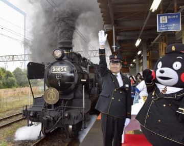 JR八代駅を出発する観光列車「SL人吉」。客車をけん引する蒸気機関車「58654号機」は運行開始から101年となった＝18日午前、熊本県八代市