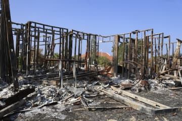 イスラム組織ハマスによる奇襲攻撃で全焼した家屋＝17日、イスラエル南部ネティブハアサラ（共同）